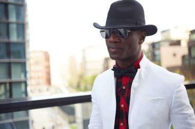 Mutlu bir genç Afro-Amerikan adam şapka ile portresi