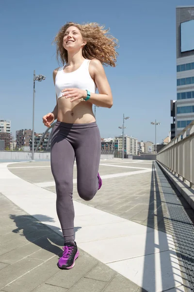 Run woman exercising with urban background — Stock Photo, Image