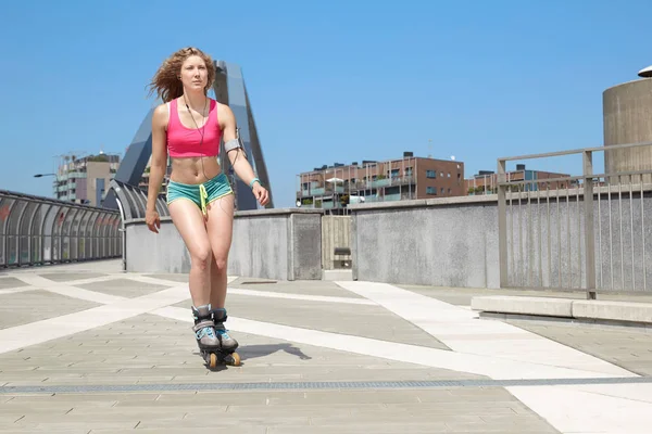 Meisje op rolschaatsen in stedelijke omgeving — Stockfoto