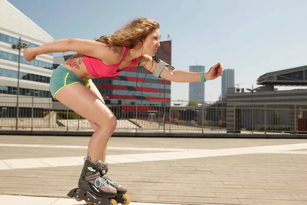 Girl on roller skates in urban environment — Stock Photo, Image