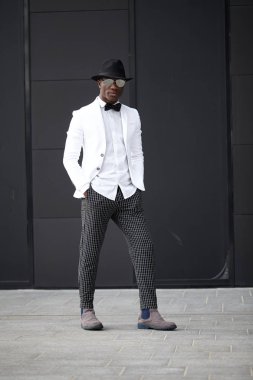 İyi görünümlü genç siyah adam trendy kıyafetler