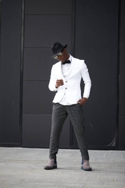 İyi görünümlü genç siyah adam trendy kıyafetler