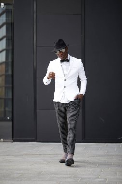 İyi görünümlü genç siyah adam trendy kıyafetler