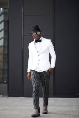 İyi görünümlü genç siyah adam trendy kıyafetler
