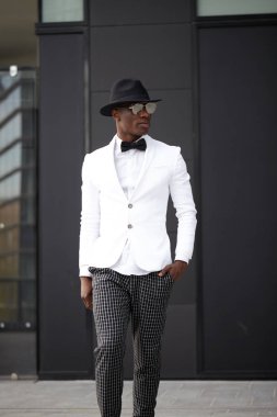 İyi görünümlü genç siyah adam trendy kıyafetler