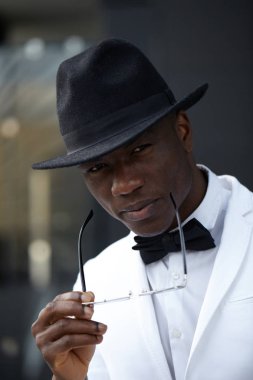 İyi görünümlü genç siyah adam trendy kıyafetler