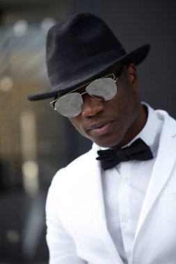 İyi görünümlü genç siyah adam trendy kıyafetler