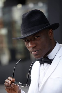 İyi görünümlü genç siyah adam trendy kıyafetler