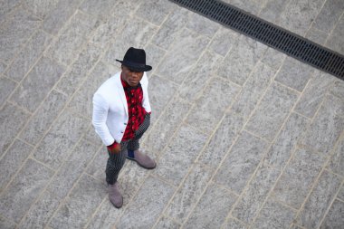 İyi görünümlü genç siyah adam trendy kıyafetler