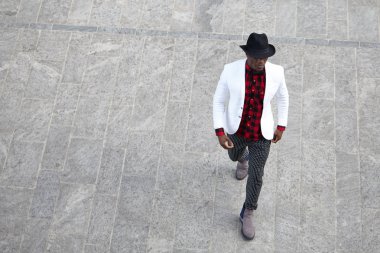 İyi görünümlü genç siyah adam trendy kıyafetler