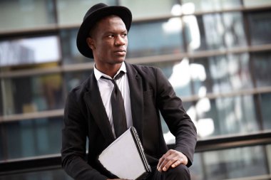 Laptop ile dışarıda genç işadamı portresi.