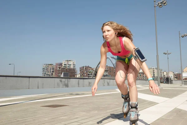 Mooi meisje op rolschaatsen in stedelijke omgeving te schaatsen — Stockfoto