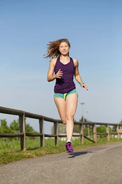Běžící žena venkovní cvičení v parku — Stock fotografie