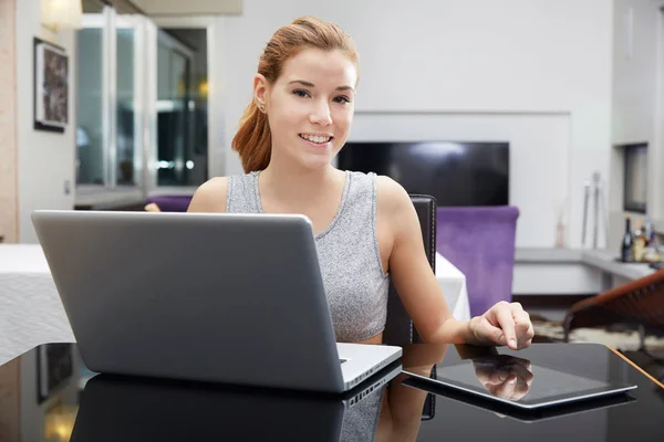 Mujer linda usando su cuaderno en su cocina — Foto de Stock