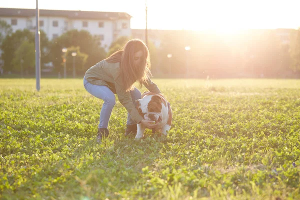 Menina brincando com Bulldog Inglês no parque — Fotografia de Stock