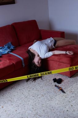 Suç mahalli taklidi. Kanepede yatan cansız kadın