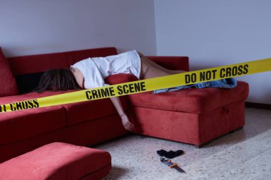 Suç mahalli taklidi. Kanepede yatan cansız kadın