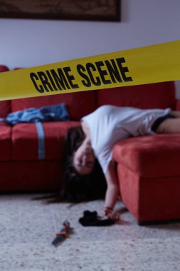 Suç mahalli taklidi. Kanepede yatan cansız kadın