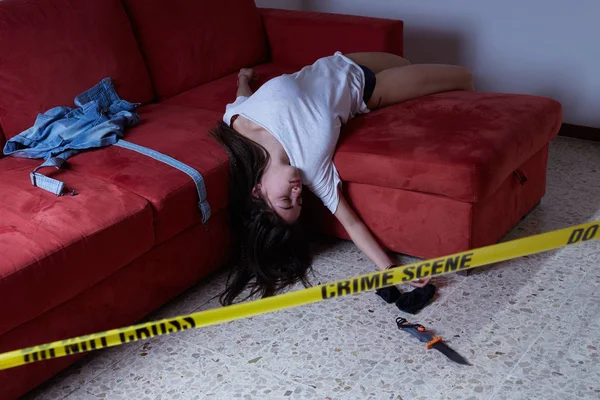 Απομίμηση σκηνή εγκλήματος. Άψυχο ξαπλωμένη στον καναπέ — Φωτογραφία Αρχείου