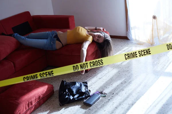 Crime scene imitation. Livlös kvinna liggande på soffan — Stockfoto