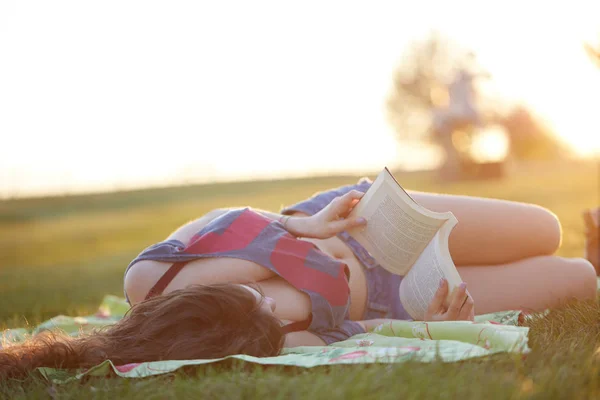 아름 다운 젊은 여 자가 잔디에 밖에 서 책을 읽고 — 스톡 사진