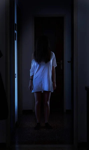 Simulatie van Horror scène van een enge vrouw — Stockfoto