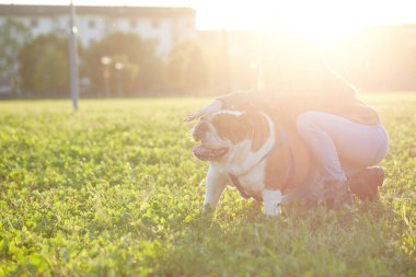 Bir İngiliz bulldog ve öpücük sarılma kadınlar