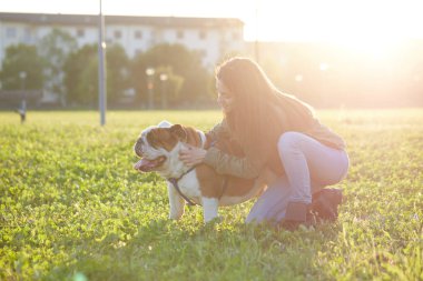 Bir İngiliz bulldog ve öpücük sarılma kadınlar