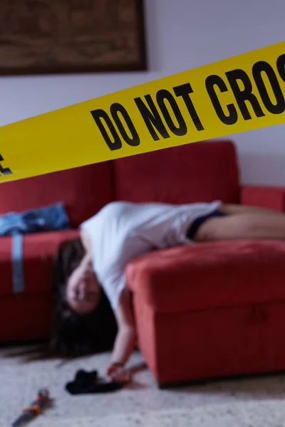 Imitación de escena del crimen. Mujer sin vida tirada en el suelo — Foto de Stock