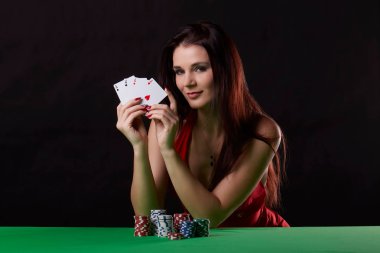 siyah arka plan üzerine poker oynamaya genç esmer kadın