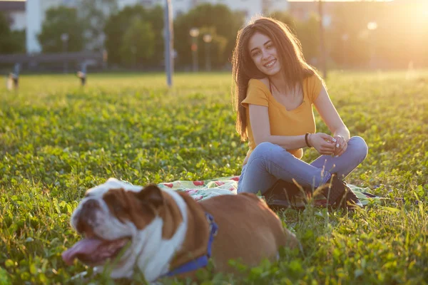 Young woman Playing with  english bulldog on sunset — Stock Photo, Image