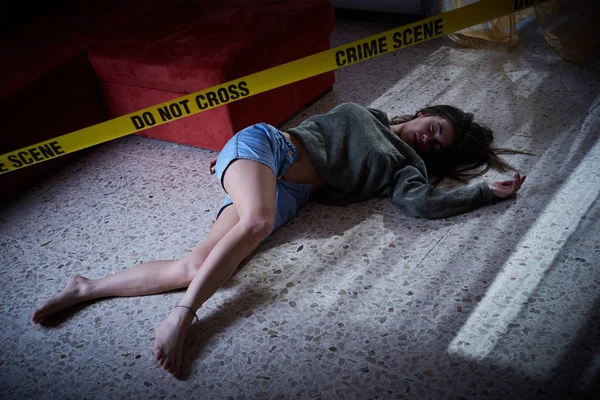 suç mahalli taklit. yerde yatan cansız kadın