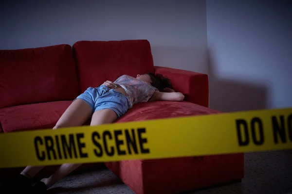 Imitación de escena del crimen. Mujer sin vida tirada en el suelo —  Fotos de Stock