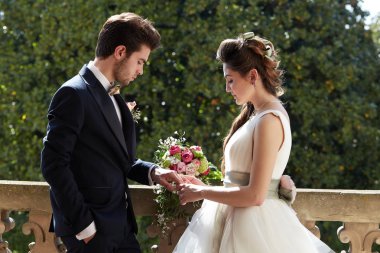damat nikah yüzüğü gelinin koy.