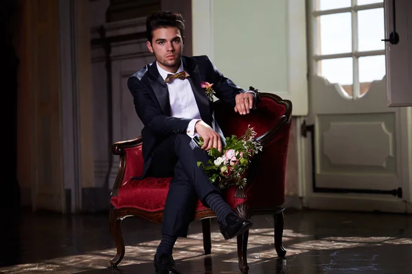 Novio joven esperando a su novia en el sofá — Foto de Stock