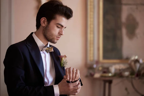 Novio mirando y pensando en un sofá — Foto de Stock