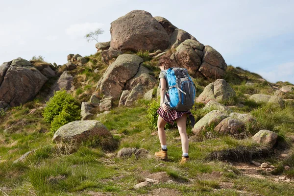 Dziewczyna podróży z plecakiem, piesze wędrówki w górach, turystyka eco, — Zdjęcie stockowe