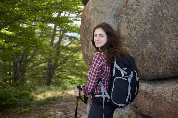 Kız dağlarda, eko turizm hiking sırt çantası ile seyahat., — Stok fotoğraf