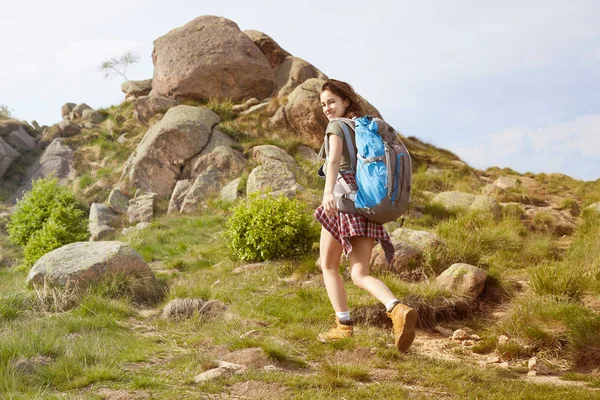 Kız dağlarda, eko turizm hiking sırt çantası ile seyahat., — Stok fotoğraf