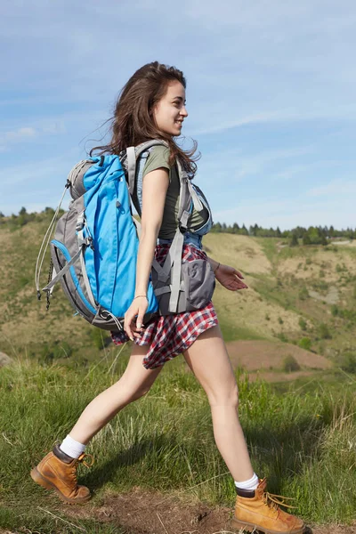 Путешествующая девушка с рюкзаком походы в горы, экологический туризм , — стоковое фото