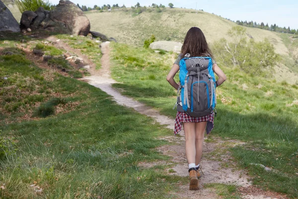 Chica viajera con mochila senderismo en las montañas, ecoturismo , — Foto de Stock