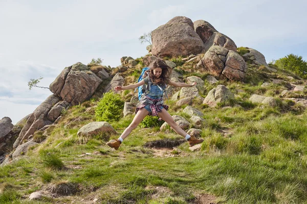 Wandermädchen mit Rucksack wandern in den Bergen, Ökotourismus, — Stockfoto