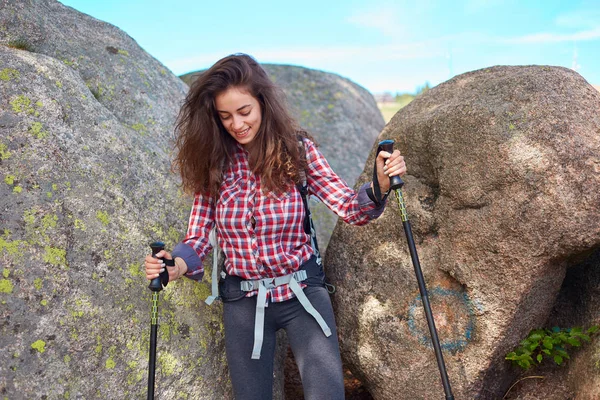 Dağlarda yaz ormandaki hiking kadın — Stok fotoğraf