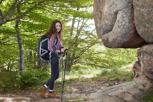 Mulher caminhando na floresta de verão nas montanhas — Fotografia de Stock