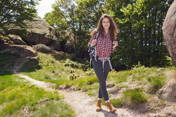 Frau wandert im Sommerwald in den Bergen — Stockfoto