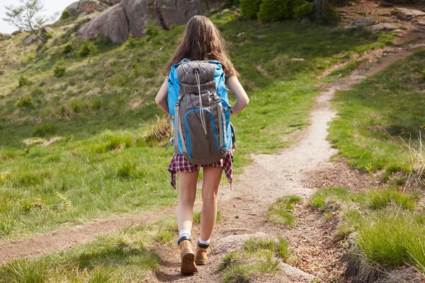 Chica viajera con mochila senderismo en las montañas, ecoturismo — Foto de Stock