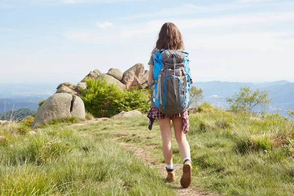 Chica viajera con mochila senderismo en las montañas, ecoturismo — Foto de Stock