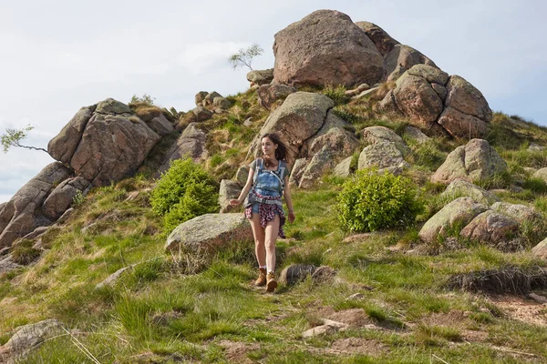 Frau auf Wanderschaft in schöner Landschaft — Stockfoto