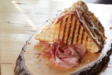 Club sandviç domates, kaşar peyniri, mayonez, kıyılmış ceviz, ham ahşap tepsi ile yapılan