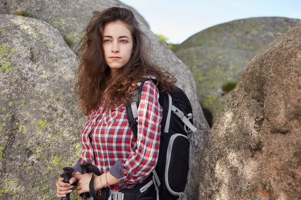 女性の美しい田園地帯でのハイキング — ストック写真